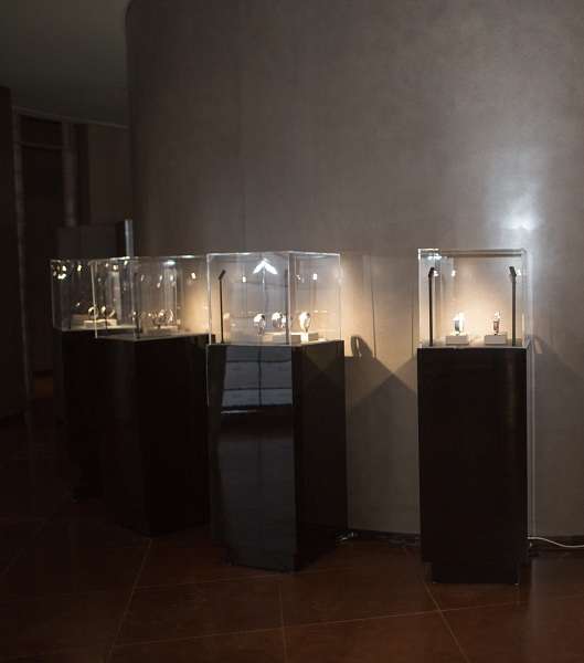 عرض لمجموعة ساعات Armani الحديثة