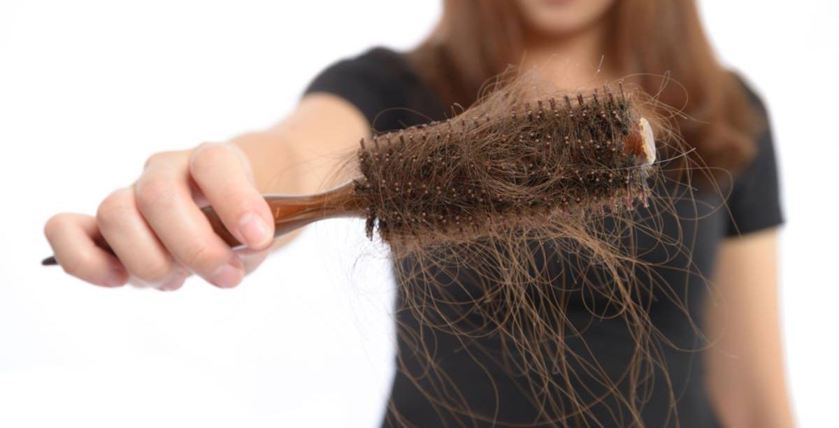 أسباب تساقط الشعر من الجذور عند البنات