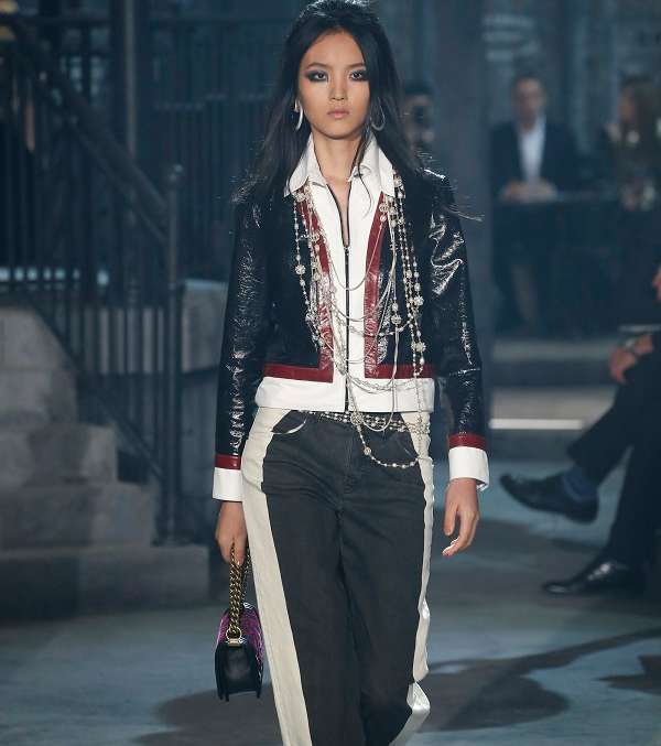 السراويل الرسمية المنسقة مع القميص الكلاسيكي من مجموعة CHANEL Metiers D'art 2015