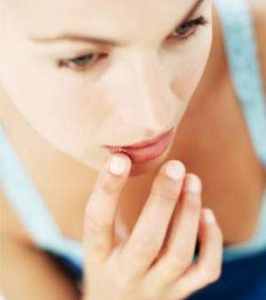 الشفاه تحتاج الترطيب كما الوجه والجسم