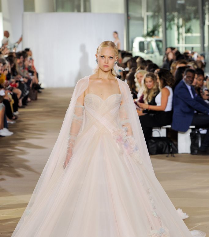 صور اجمل فساتين زفاف ملونة