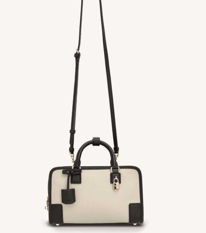 من مجموعة Monochrome، إليك حقيبة الكتف هذه المميّزة من Loewe