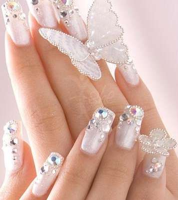 أظافر بيضاء ثلاثية الابعاد