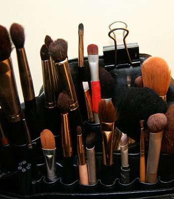 الحرص على العناية بمستحضرات ماكياجك، وتنظيف الفراشي، واختيار الألوان والظلال التي تليق بك كعروس