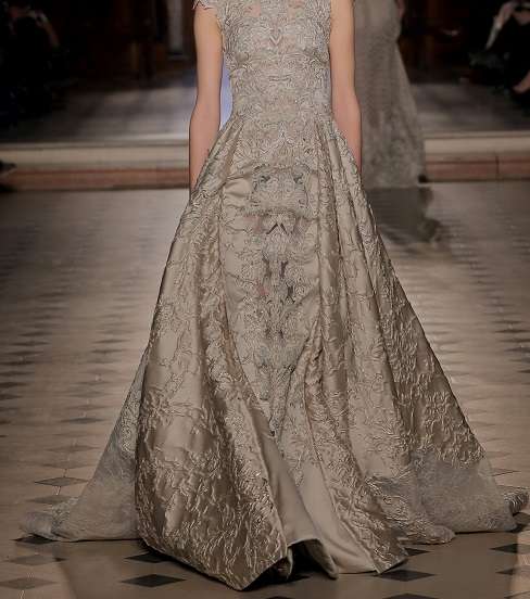 الفستان المطرز بالقصة الكلاسيكية والاكمام العريضة من طوني ورد لصيف 2017