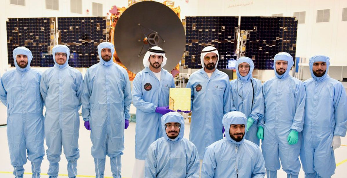 الشيخ محمد بن راشد يشهد على تركيب القطعة الأخيرة من "مسبار الأمل" لاستكشاف المريخ