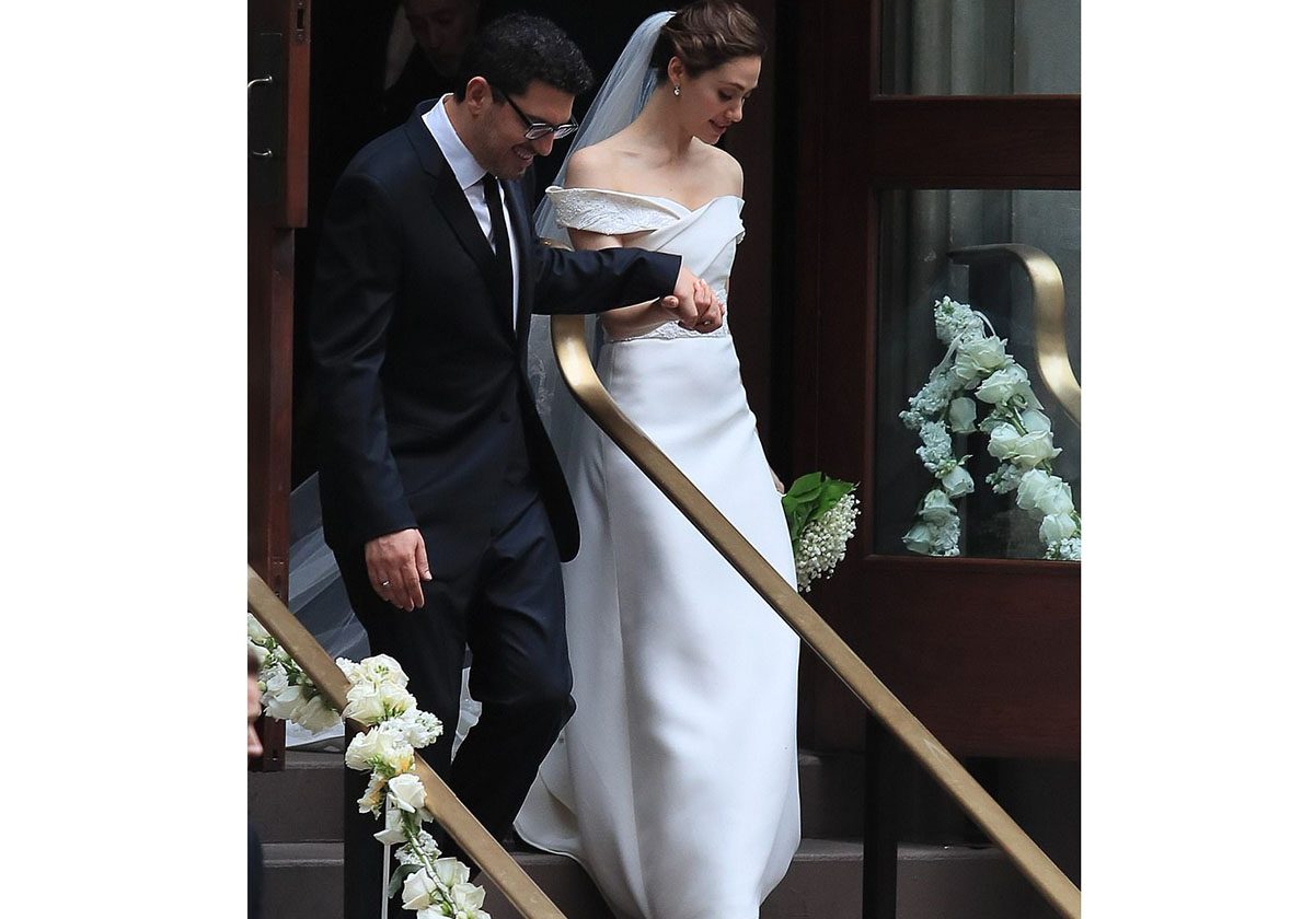 إيمي روسوم تتألق بفستان كارولينا هيريرا يوم زفافها