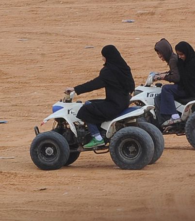 سعوديات يقدن الدراجات النارية برفقة محرم