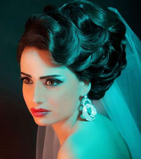 تسريحة الشعر المجعد المرفوع للعروس الخليجية 