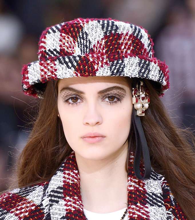 اناقة CHANEL تكتمل مع الظلال المربّعة فوق الجفون