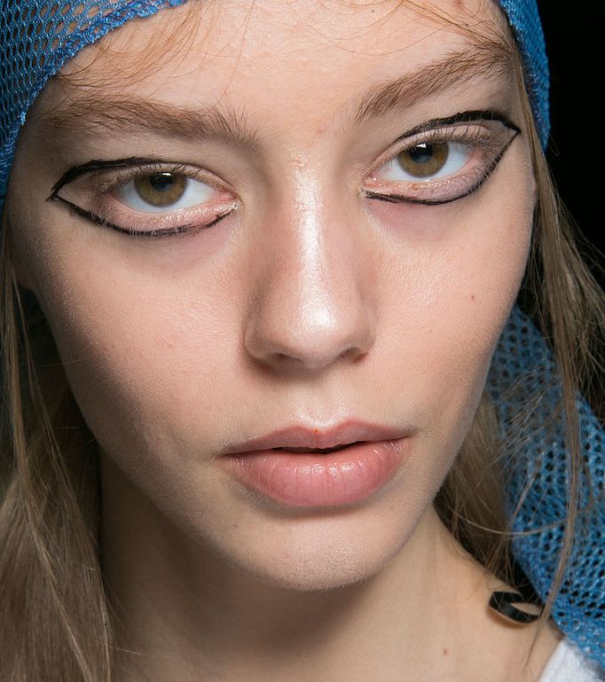 الآيلاينر الهندسي مع DKNY