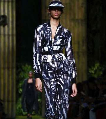 موضة السروال المطبع مع السترة بالنقشة ذاتها من ماكس مارا لصيف 2017