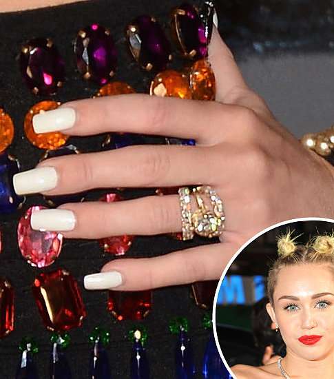 مايلي سايرس تتبع موضة الأظافر البيضاء