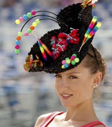 موديلات قبعات مميّزة في كأس دبيّ العالمي 2013