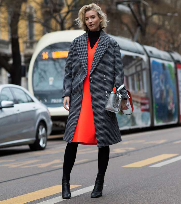 موضة المعطف بالقصة المستقيمة وموضة الـ Plaid من شوارع ميلانو