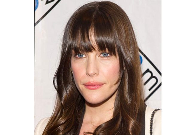 غرة تغطي كامل الجبين للوجه الطويل