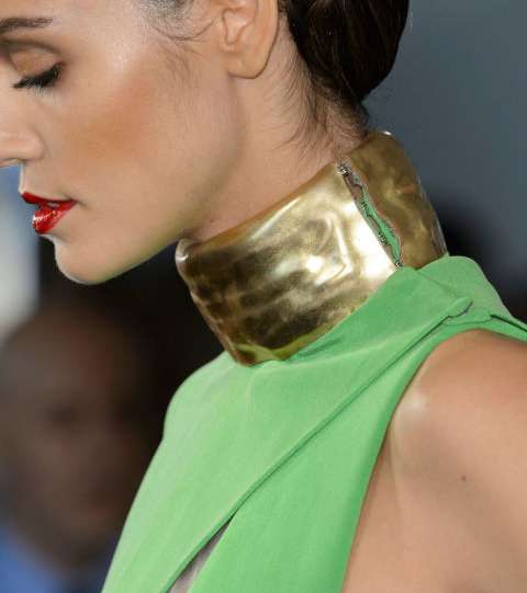 من مجموعة ستيفان رولان لشتاء 2016، اليك موضة عقد الـ Choker الميتاليكي