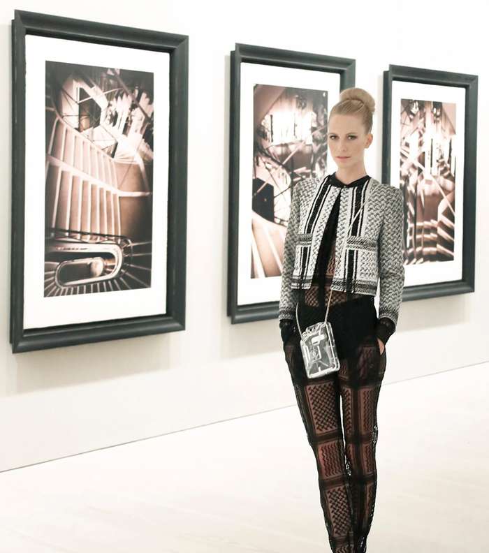 Poppy Delevingne في إطلالة مميّزة خلال حضورها لمعرض CHANEL