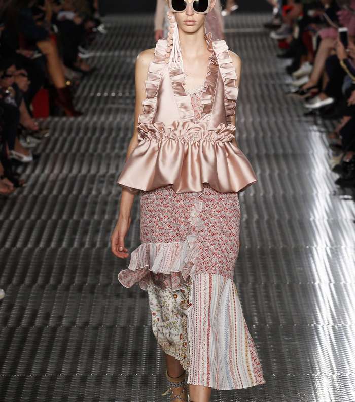 التنورة بموضة الـ patchwork مع توب الساتان من No.21 لصيف 2017