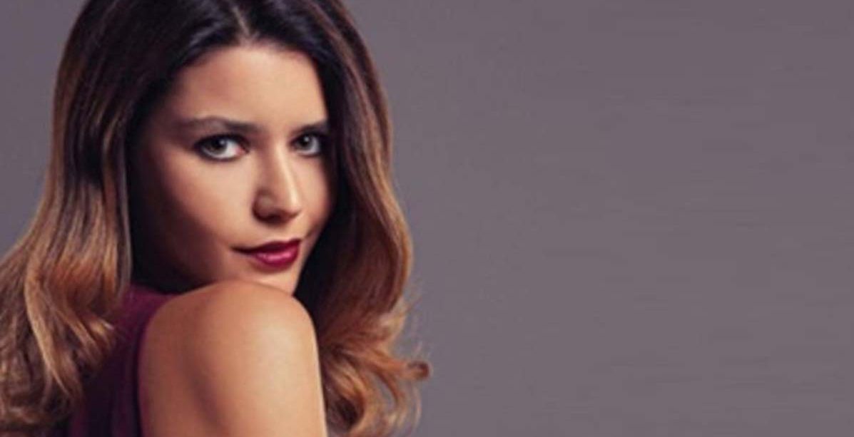 بيرين سات تظهر في أحدث صورها وكأنّها في الـ 18 عاماً