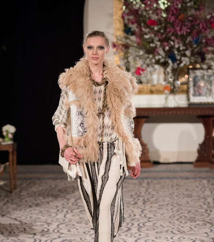 اكتشفي ازياء البير الباز من عرض ازياء لانفان في دبي