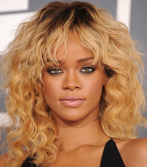 اختلاف لون الشعر وجذوره مع ريهانا في 2012