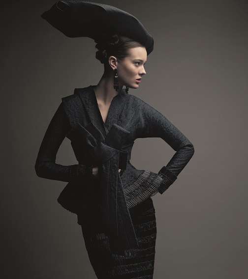 من كتاب Dior New Couture، اليك هذا اللوك من مجموعة ديور للازياء الراقية لصيف 2007