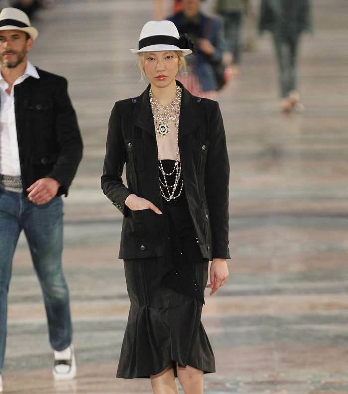 موضة الفستان متوسط الطول مع البلايزر من CHANEL كروز 2017