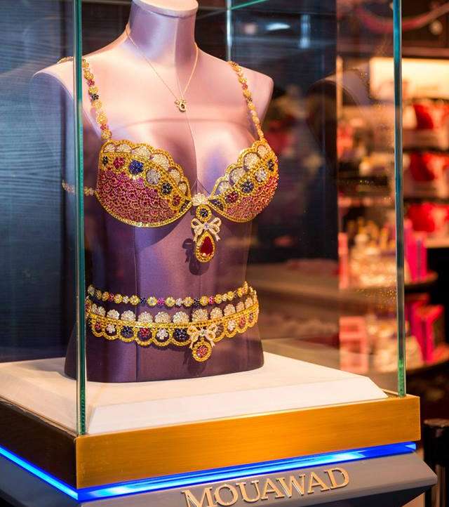 أدريانا ليما تزور متجر فيكتوريا سيكريت في دبيّ مول وحمالة صدر مجوهرات معوّض تعرض تزامناً مع هذه الزيارة