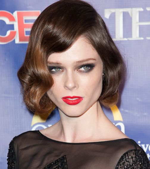 ماكياج السموكي الناعم وأحمر الشفاه الأرجواني مع Coco Rocha