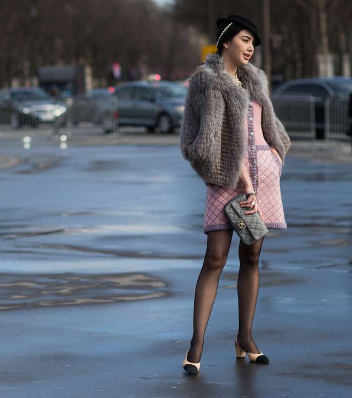 فستان CHANEL المبطن مع معطف الفرو وحذاء SLingback خارج العرض لشتاء 2017