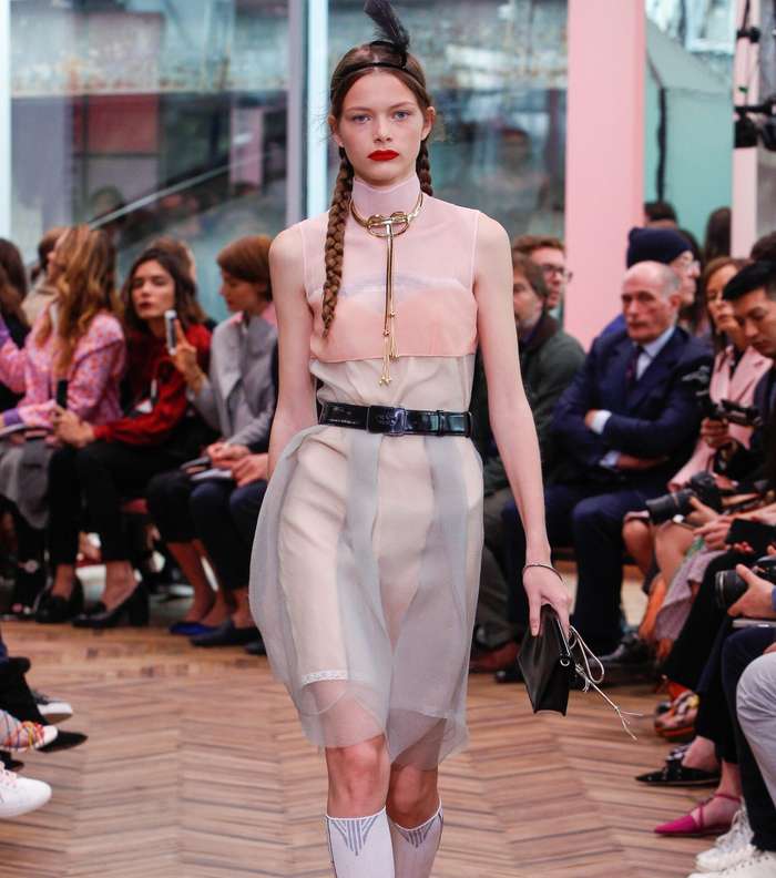 فستان التول الشفاف مع الحزام الجلدي على الخصر من برادا من مجموعة Resort 2018