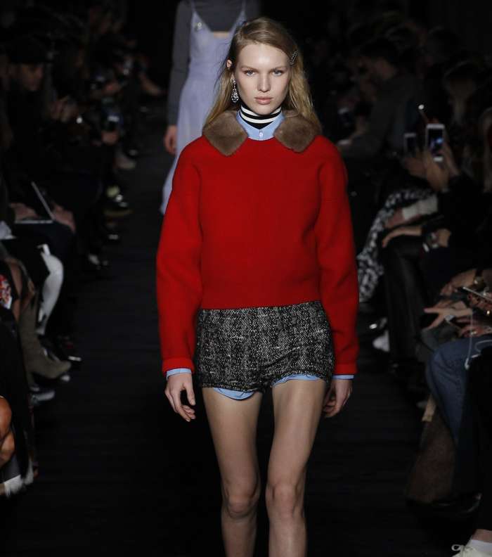 الشورت التويدي القصيرة باسلوب الـ Culotte مع القميص الكلاسيكي الظاهر في اسفله من No.21 لشتاء 2018