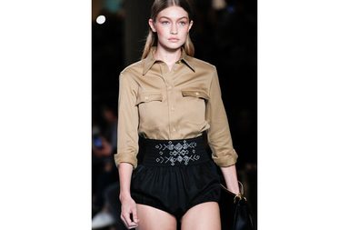 تعرفي على مجموعة ميو ميو لربيع وصيف 2017 من اسبوع الموضة في باريس