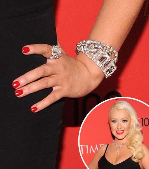 توازن أنيق للأسود والأحمر مع كريستينا أغيليرا 