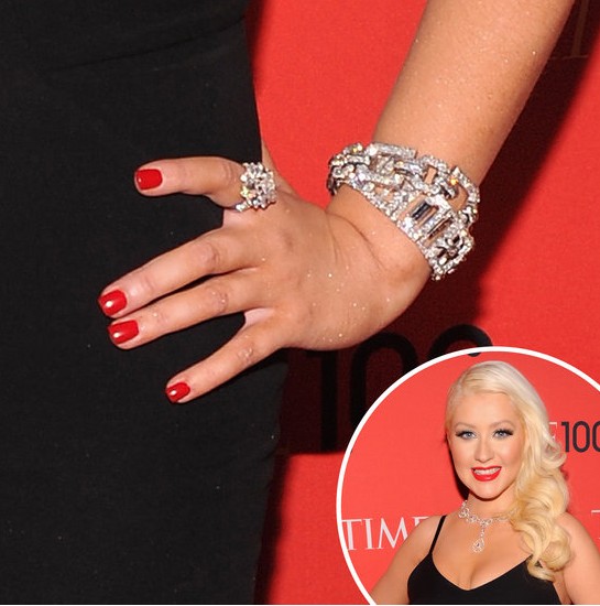 توازن أنيق للأسود والأحمر مع كريستينا أغيليرا