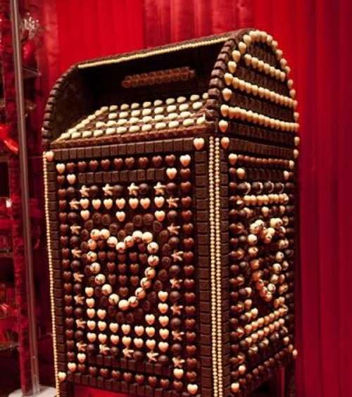 هل أجمل من أن تأتيك رسالة في صندوق بريد مصنوع من الشوكولاته؟