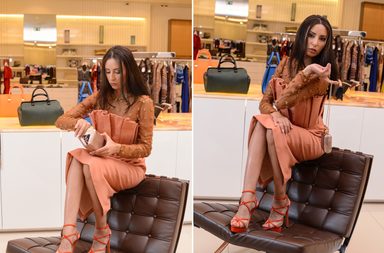 فستان من مادية الشارقي وحذاء من شارلوت أوليمبيا وكلاتش من كوتور