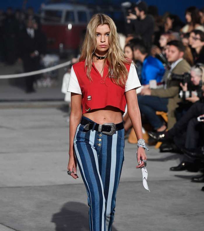 موضة الشال المربوط على معصم اليد Bandana من تومي هيلفيغر لصيف 2017