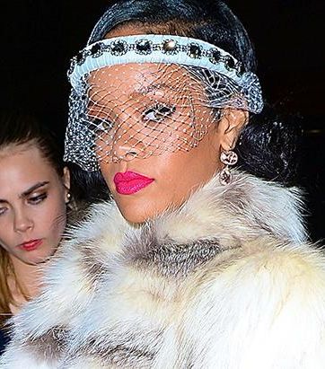 مكياج الشفاه البارزة يرافق البرقع الشبك في إطلالة ريهانا