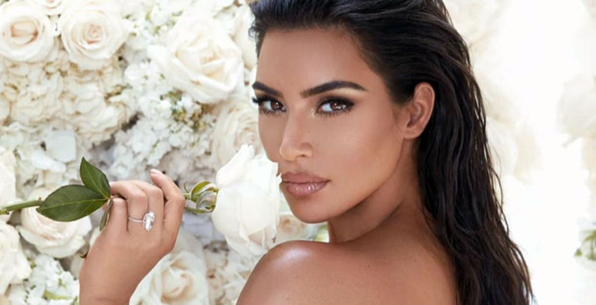 كيم كارداشيان بالبودي سوت الميتاليكي مع طفلتيها