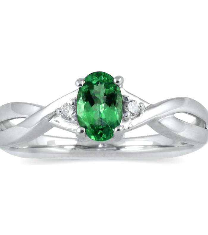 اللون الأخضر الجميل والفخم أبرز ما يميّز حجر الإيميرالد Emerald.