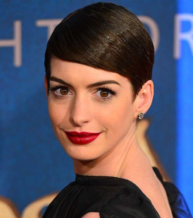 أحمر الشفاه الأحمر يبرز أنوثة الشعر بقصة البوي