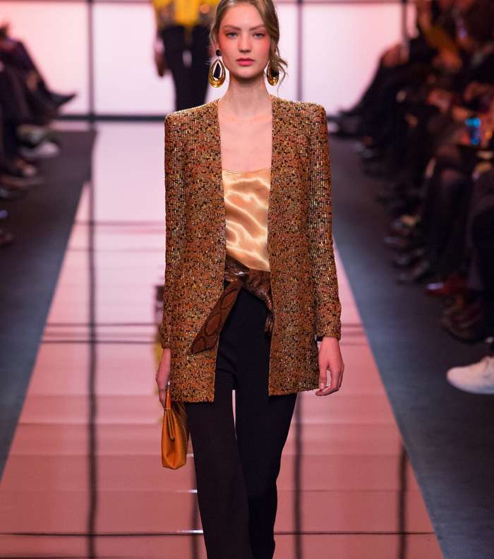 السترة الرسمية الطويلة من الترتر مع التوب الحريرية باسلوب اللانجري من Armani Prive لصيف 2017