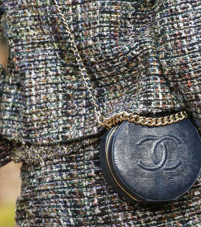 حقائب الـ Minaudiere المدورة ومع حزام طويل على الكتف من CHANEL