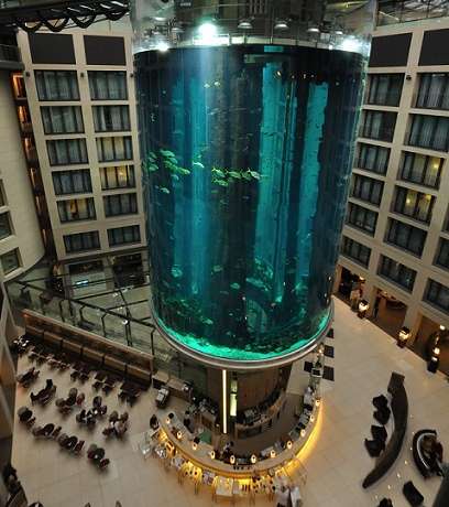 حوض أسماك برلين، هو أكبر حوض دائريّ عالمياً والعلامة الفارقة لفندق راديسون الالمانيّ