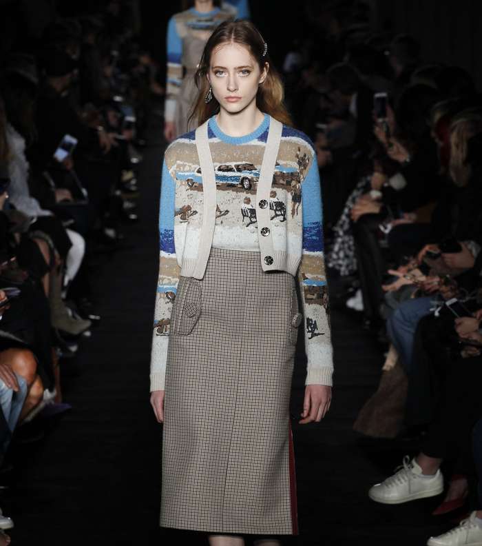 التنورة السكيني المقطعة مع الكنزة المطبعة والكارديغان بالنقشة ذاتها من No.21 لشتاء 2018