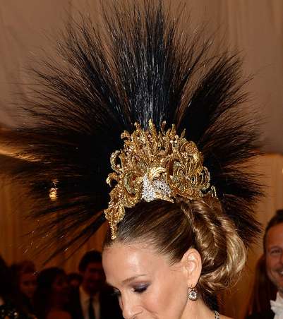 سارة جيسيكا باركر تفاجئ الحضور في حفل غالا 2013 بأكسسوار الطاووس الكبير الحجم