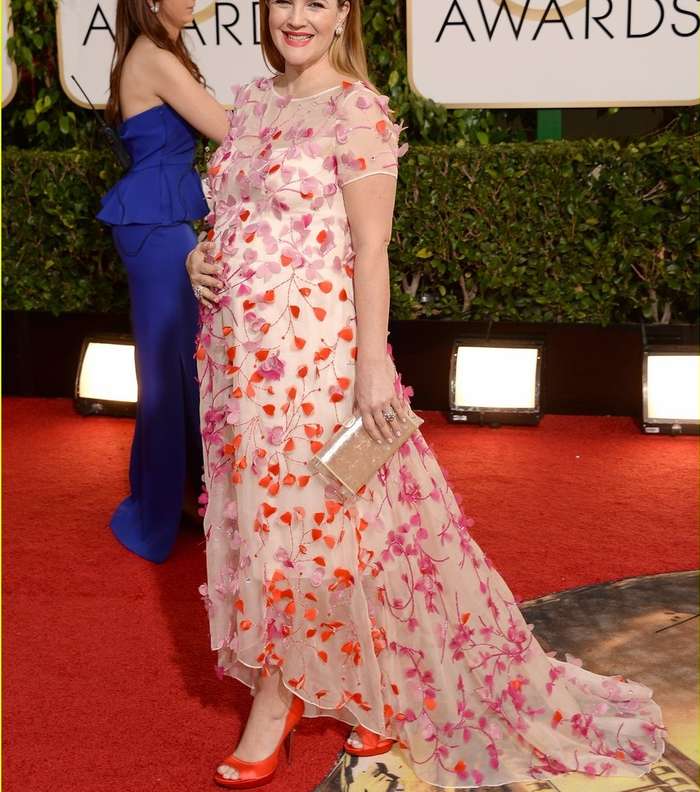 درو باريمور بفستان مطبّع من مونيك لوييه