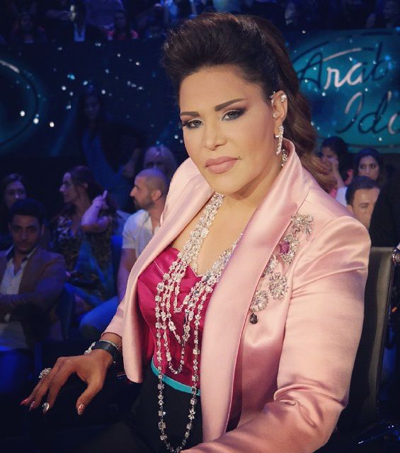 أحلام تختار المجوهرات المرصعة بالألماس